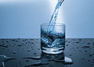 beneficios de beber água