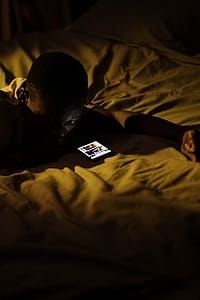 como dormir melhor sem celular